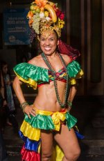 Mardi_Gras_2012_-_Honolulu_Fruit_Hat_Smile.jpg