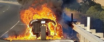 polaris-slingshot-goes-up-in-flames-on-highway-new-recall-to-follow-110759-7.jpg