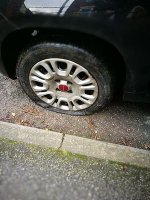 Flat_tire_on_a_Fiat_Panda.jpg