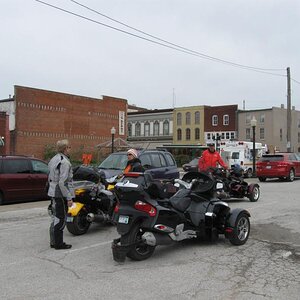 Lunch stop in Hannibal, MO with Ann & Deb - then we parted ways - the girls to MI and us up north to MN