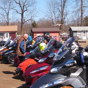 Great turn out of about 30 Spyders and their riders for our first "official" ride of 2015!