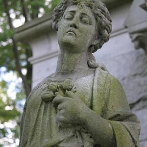 statue1
