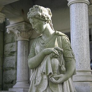 statue2