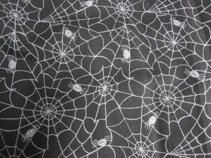 01 Spiders White On Black