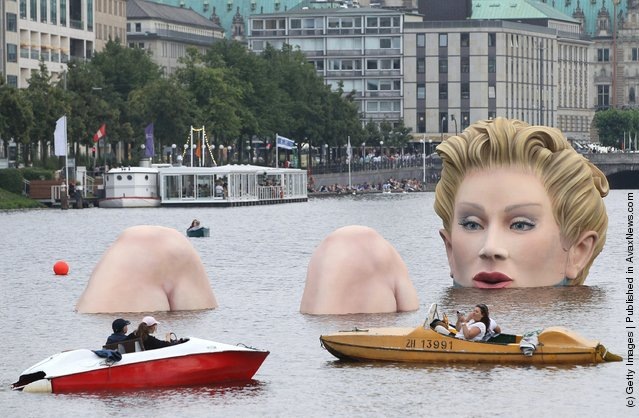 Bathing Blond, Hamburg